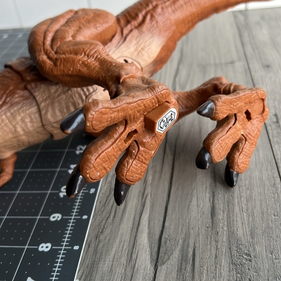 Jurassic World Dinosaur Thrash 'N Throw Tyrannosaurus Rex Figure - Picture 5 of 7